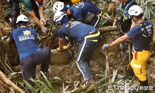 ▲▼消防局趁放晴出動41人力搜救剩下的4人。（圖／記者吳世龍翻攝）