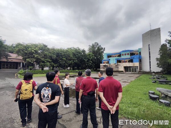 ▲台南市消防局第二大隊實地踏勘曾文青年活動中心，確認逃生動線與場域風險。（記者林東良翻攝，下同）