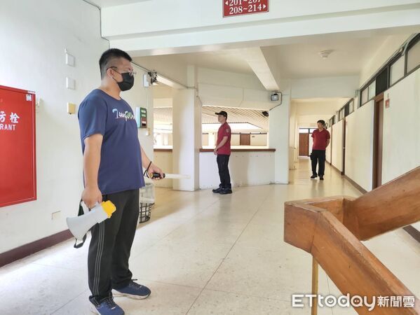 ▲台南市消防局第二大隊實地踏勘曾文青年活動中心，確認逃生動線與場域風險。（記者林東良翻攝，下同）