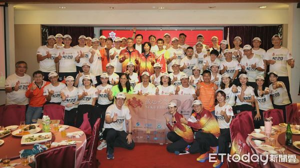 ▲成大EMBA戈20挑戰隊舉行誓師大會，隊員齊聲吶喊「征戰戈壁，有我成功！」氣勢震撼。（記者林東良翻攝，下同）