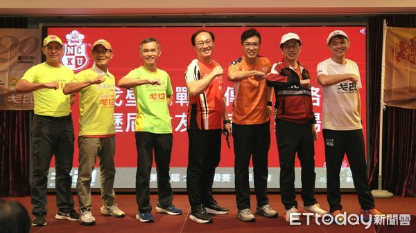 ▲成大EMBA戈20挑戰隊舉行誓師大會，隊員齊聲吶喊「征戰戈壁，有我成功！」氣勢震撼。（記者林東良翻攝，下同）