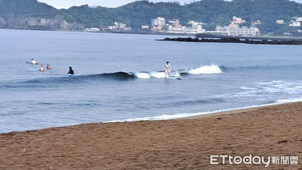 ▲北海岸盛夏夜！火舞 x 光雕 x 永續　2025「北海潮與火」炫目金山▼             。（圖／記者鄭遠龍攝）