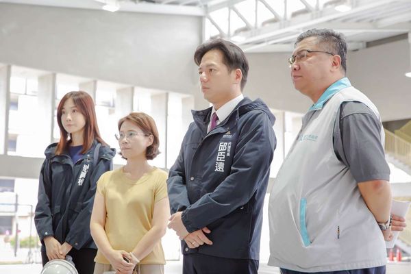 ▲邱臣遠前往視察竹蓮國小通學步道。（圖／新竹市政府提供）