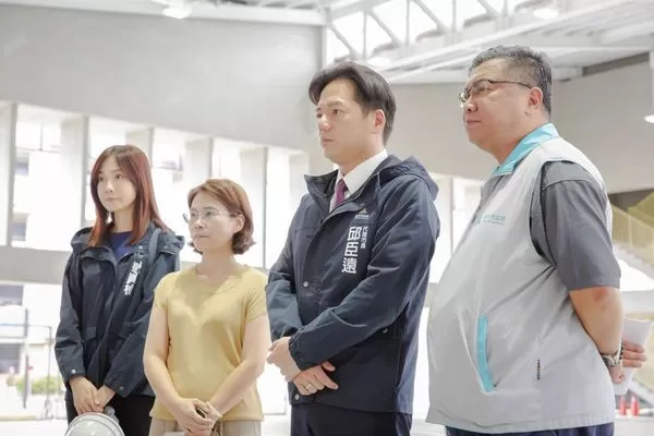 ▲邱臣遠前往視察竹蓮國小通學步道。（圖／新竹市政府提供）