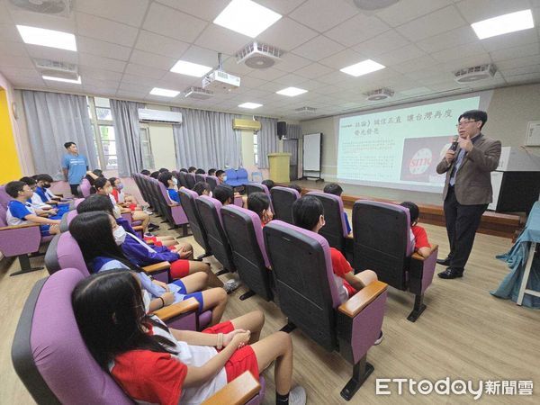 ▲台南地檢署主任檢察官王聖豪走進永康國中，用故事與互動講解法律觀念。（記者林東良翻攝，下同）