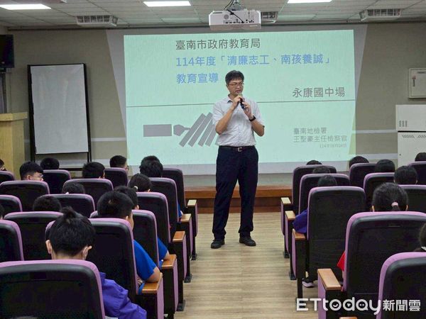 ▲台南地檢署主任檢察官王聖豪走進永康國中，用故事與互動講解法律觀念。（記者林東良翻攝，下同）