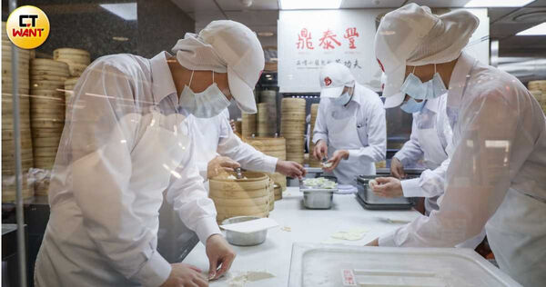 消費者選擇用餐地點時，建議多觀察餐廳環境是否衛生，從業人員是否穿戴整齊，就能趨吉避凶。（圖／侯世駿攝）