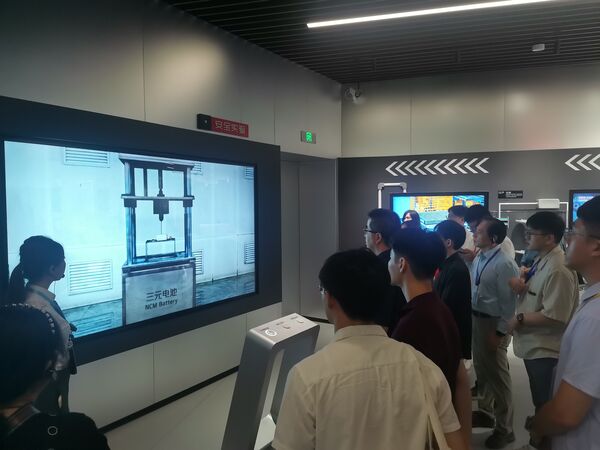 ▲馬英九基金會「大九學堂」本月再度訪問中國大陸天津市，參訪比亞迪汽車展示館。（圖／馬辦提供）