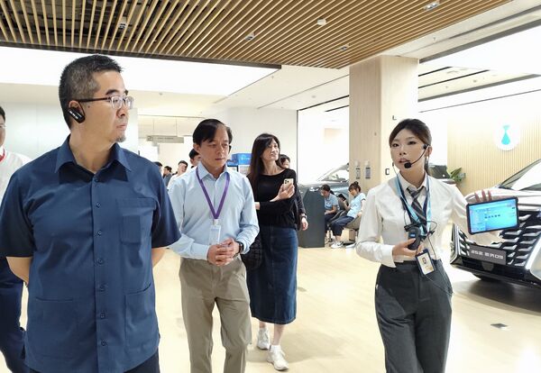 ▲馬英九基金會「大九學堂」本月再度訪問中國大陸天津市，參訪比亞迪汽車展示館。（圖／馬辦提供）