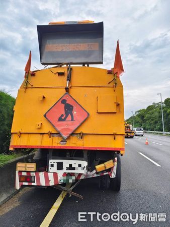 ▲國道3號上午發生休旅車追撞緩撞車事故，肇事車頭全毀，幸好無人受傷。（圖／記者楊永盛翻攝）