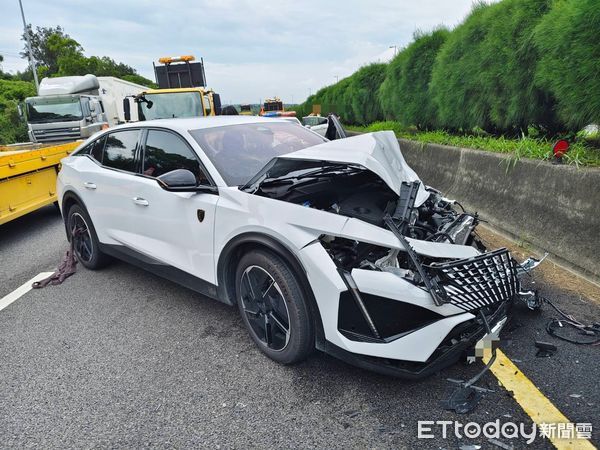 ▲國道3號上午發生休旅車追撞緩撞車事故，肇事車頭全毀，幸好無人受傷。（圖／記者楊永盛翻攝）