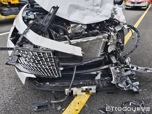 ▲國道3號上午發生休旅車追撞緩撞車事故，肇事車頭全毀，幸好無人受傷。（圖／記者楊永盛翻攝）