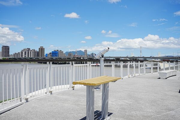 ▲「迪化跨堤景觀平台」是大稻埕煙火私房點，平台延伸橫跨環河北路至堤外。（圖／北市工務局提供）