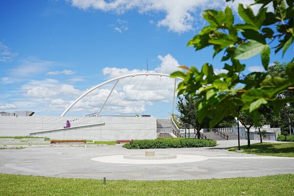 ▲「迪化跨堤景觀平台」是大稻埕煙火私房點，平台延伸橫跨環河北路至堤外。（圖／北市工務局提供）