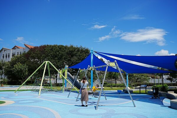 ▲「迪化跨堤景觀平台」是大稻埕煙火私房點，平台延伸橫跨環河北路至堤外。（圖／北市工務局提供）