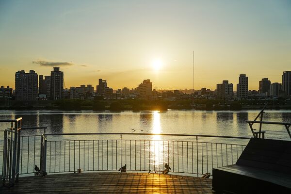 ▲「迪化跨堤景觀平台」是大稻埕煙火私房點，平台延伸橫跨環河北路至堤外。（圖／北市工務局提供）