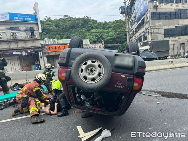 ▲▼八里區小客車閃避砂石車失控自撞分隔島翻車             。（圖／記者陳以昇翻攝）