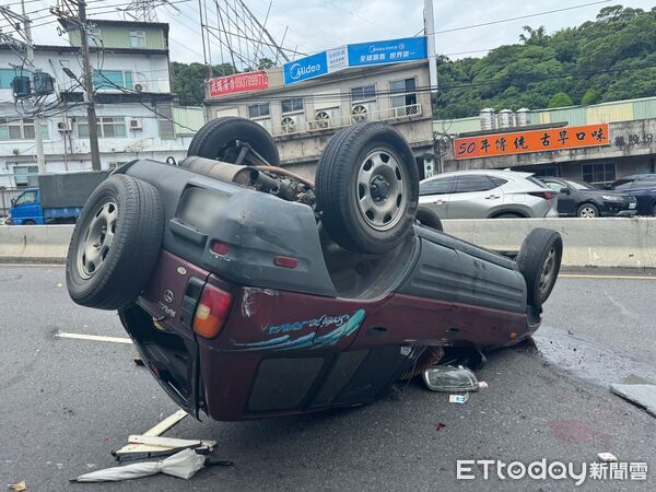 ▲▼八里區小客車閃避砂石車失控自撞分隔島翻車             。（圖／記者陳以昇翻攝）