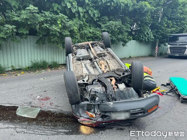 ▲▼八里區小客車閃避砂石車失控自撞分隔島翻車             。（圖／記者陳以昇翻攝）