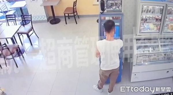 ▲詐騙車手張姓男子領取贓款情形。（圖／記者高堂堯攝）