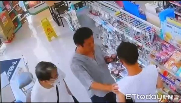 ▲埔里偵查隊長王文成（左）今年4至6月在街頭查獲多達11名詐騙車手，獲封「車手雷達」。（圖／記者高堂堯翻攝，下同）