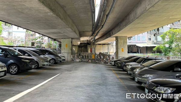 ▲基市2里長疑涉公地使用不當 遭檢調搜索調查台62橋下停車場。（圖／記者郭世賢翻攝）