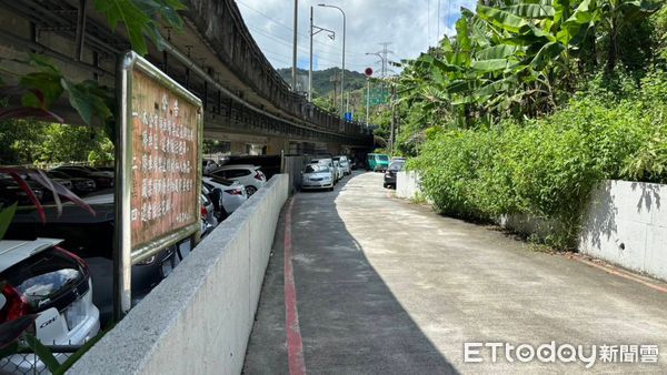 ▲基市2里長疑涉公地使用不當 遭檢調搜索調查台62橋下停車場。（圖／記者郭世賢翻攝）
