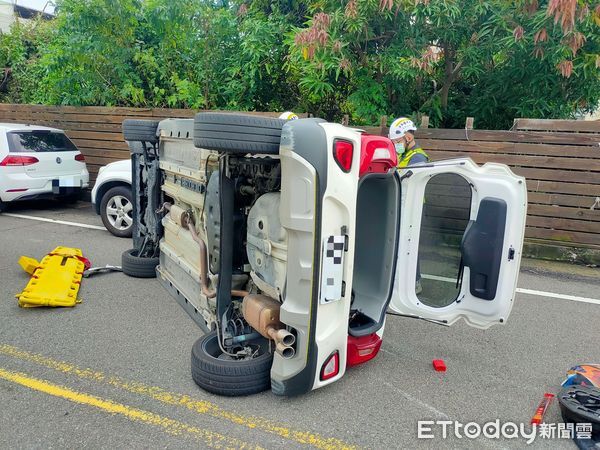 ▲▼發生碰撞的其中一輛車輛側翻，駕駛受困，所幸無生命危險。（圖／記者鄧木卿攝）