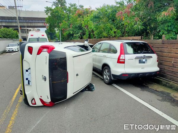 ▲▼發生碰撞的其中一輛車輛側翻，駕駛受困，所幸無生命危險。（圖／記者鄧木卿攝）