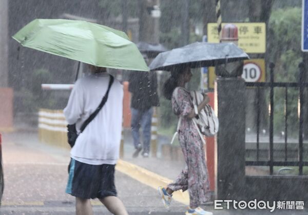 ▲▼天氣 午後大雷雨。（圖／記者屠惠剛攝）