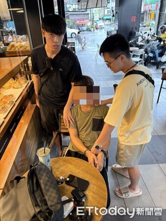 ▲潮州警方逮獲周姓車手送辦。（圖／記者陳崑福翻攝）