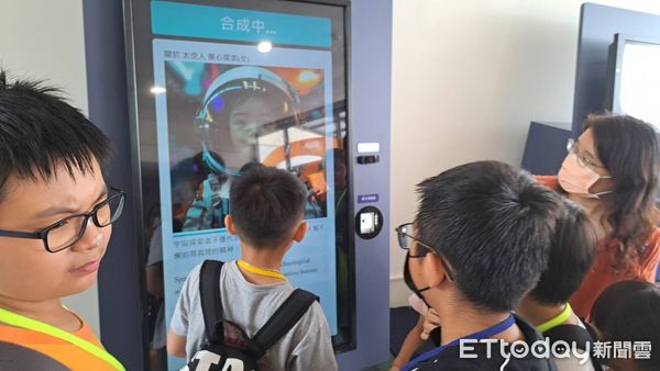 ▲南瀛天文館推出生成式AI頭像互動體驗，民眾可變身星座神祇或天文巨擘。（記者林東良翻攝，下同）