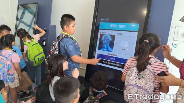 ▲南瀛天文館推出生成式AI頭像互動體驗，民眾可變身星座神祇或天文巨擘。（記者林東良翻攝，下同）