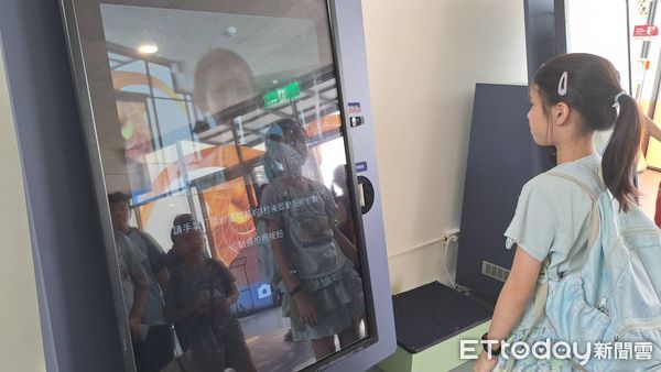 ▲南瀛天文館推出生成式AI頭像互動體驗，民眾可變身星座神祇或天文巨擘。（記者林東良翻攝，下同）