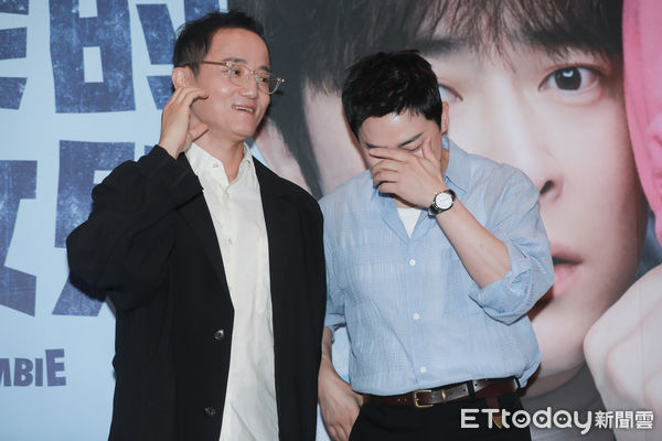 ▲曹政奭、導演畢鑑盛比愛心很害羞。（圖／記者周宸亘攝）