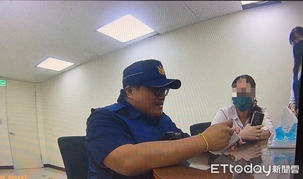 ▲屏東警分局員警會同行員勸阻林女被騙。（圖／記者陳崑福翻攝）