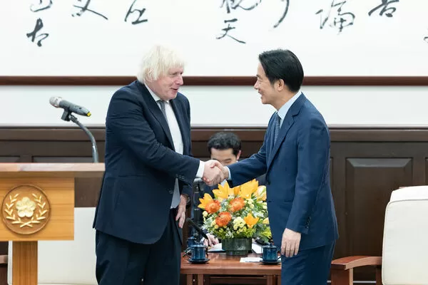 ▲▼前英國首相強生入總統府與總統賴清德會晤。（圖／總統府提供）