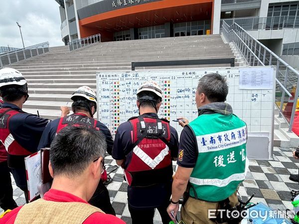 ▲台南市消防局六大隊今於亞太棒球場實地演練複合式災情處置。（記者林東良翻攝，下同）