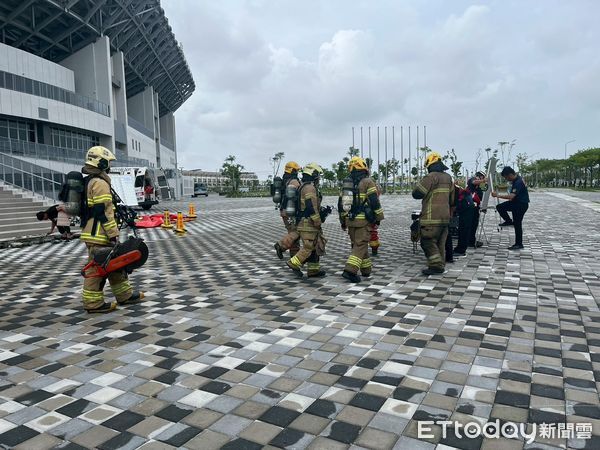 ▲台南市消防局六大隊今於亞太棒球場實地演練複合式災情處置。（記者林東良翻攝，下同）