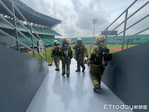▲台南市消防局六大隊今於亞太棒球場實地演練複合式災情處置。（記者林東良翻攝，下同）