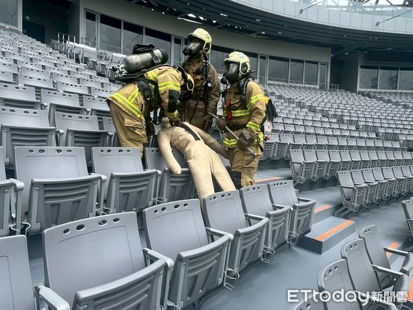 ▲台南市消防局六大隊今於亞太棒球場實地演練複合式災情處置。（記者林東良翻攝，下同）