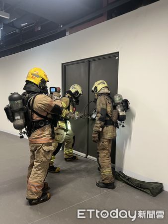 ▲台南市消防局六大隊今於亞太棒球場實地演練複合式災情處置。（記者林東良翻攝，下同）