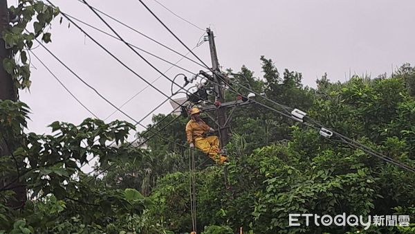 ▲▼基隆停電，台電人員搶修。（圖／記者莊智勝翻攝）