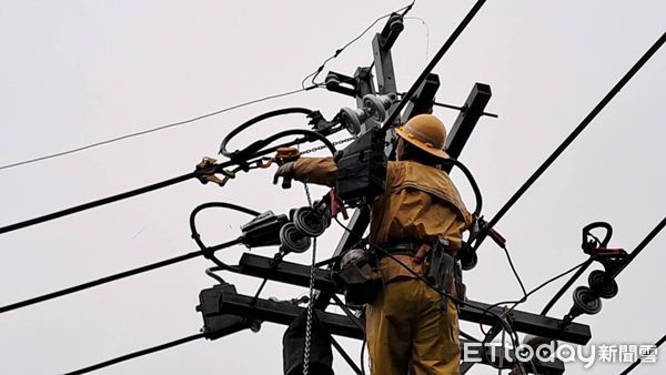 ▲▼基隆停電，台電人員搶修。（圖／記者莊智勝翻攝）