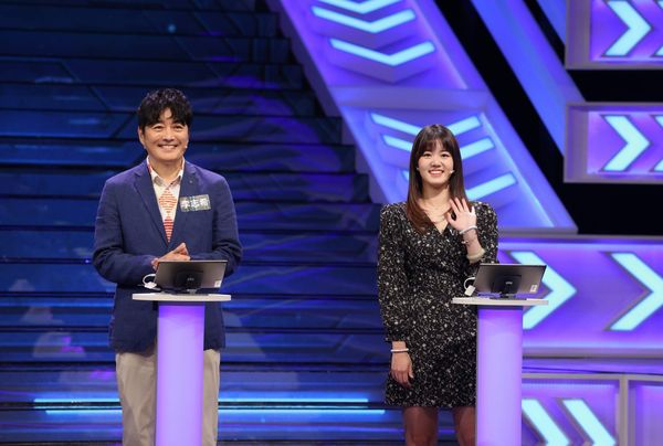 ▲哈林庾澄慶主持公視《哈！真相大白了》，邀來李志希（左）、Vivian（右）親子檔上節目。（圖／公視提供）