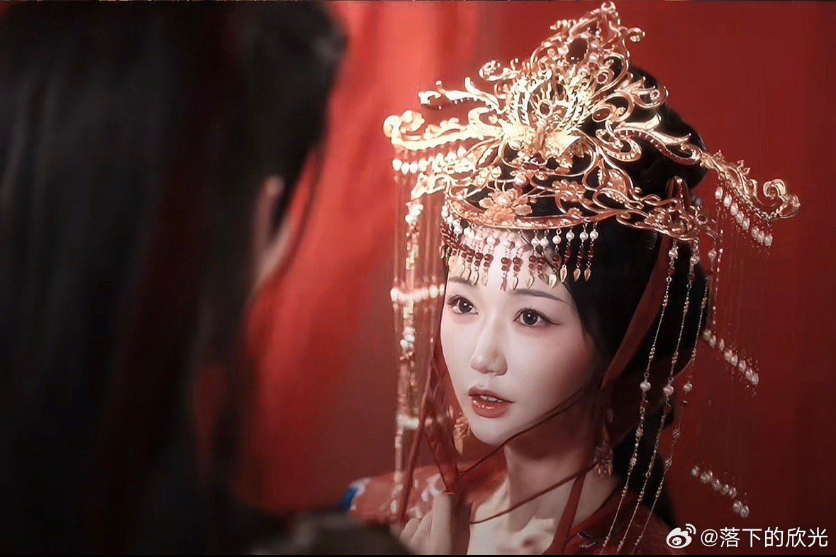 ▲▼短劇《折腰》開拍！岳雨婷古裝「深V大露香肩」。（圖／翻攝自微博）