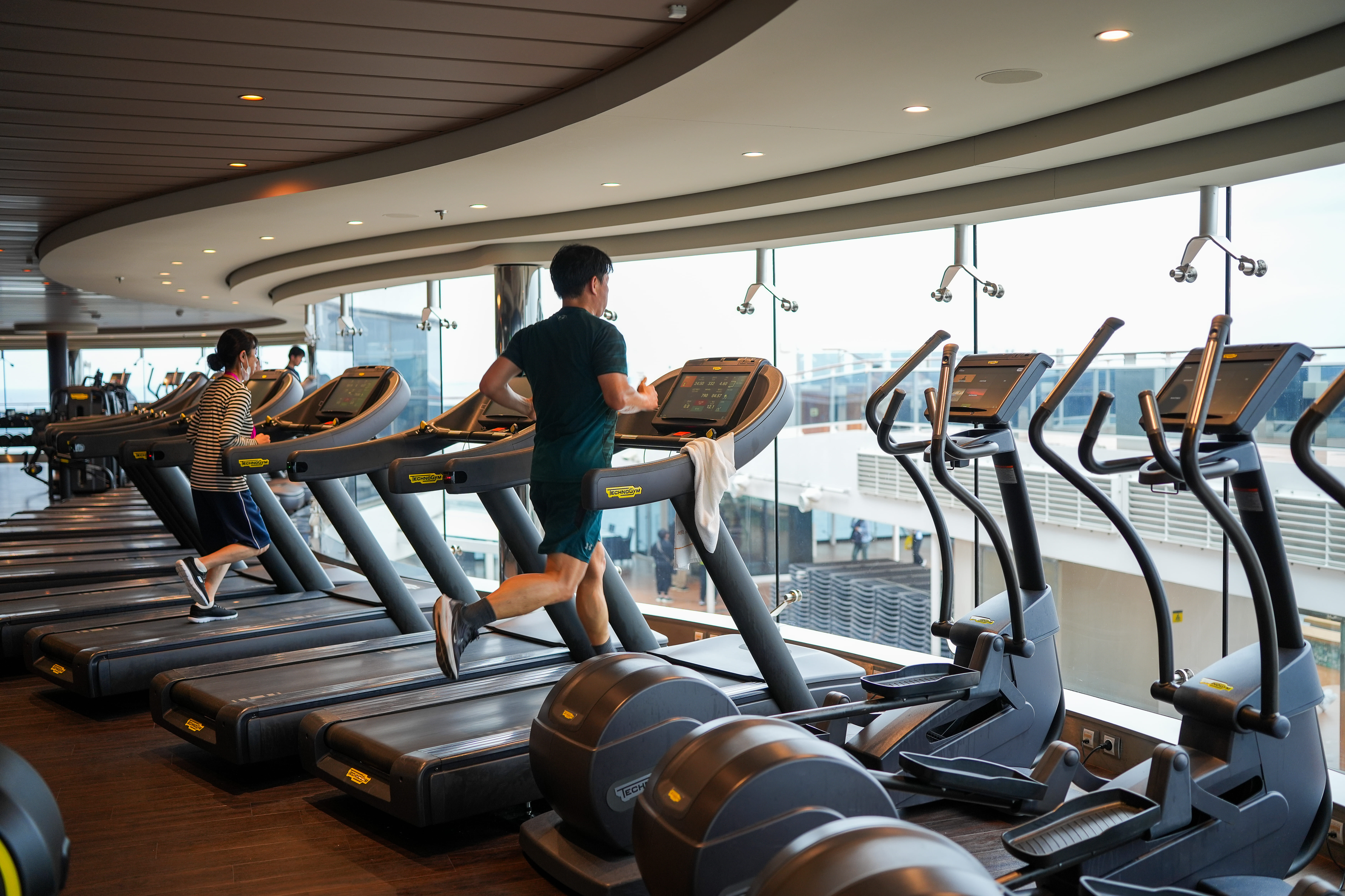 ▲▼MSC榮耀號,F1,賽車,爸爸,夢想,酒吧,運動,MSC地中海郵輪。（圖／業者提供）