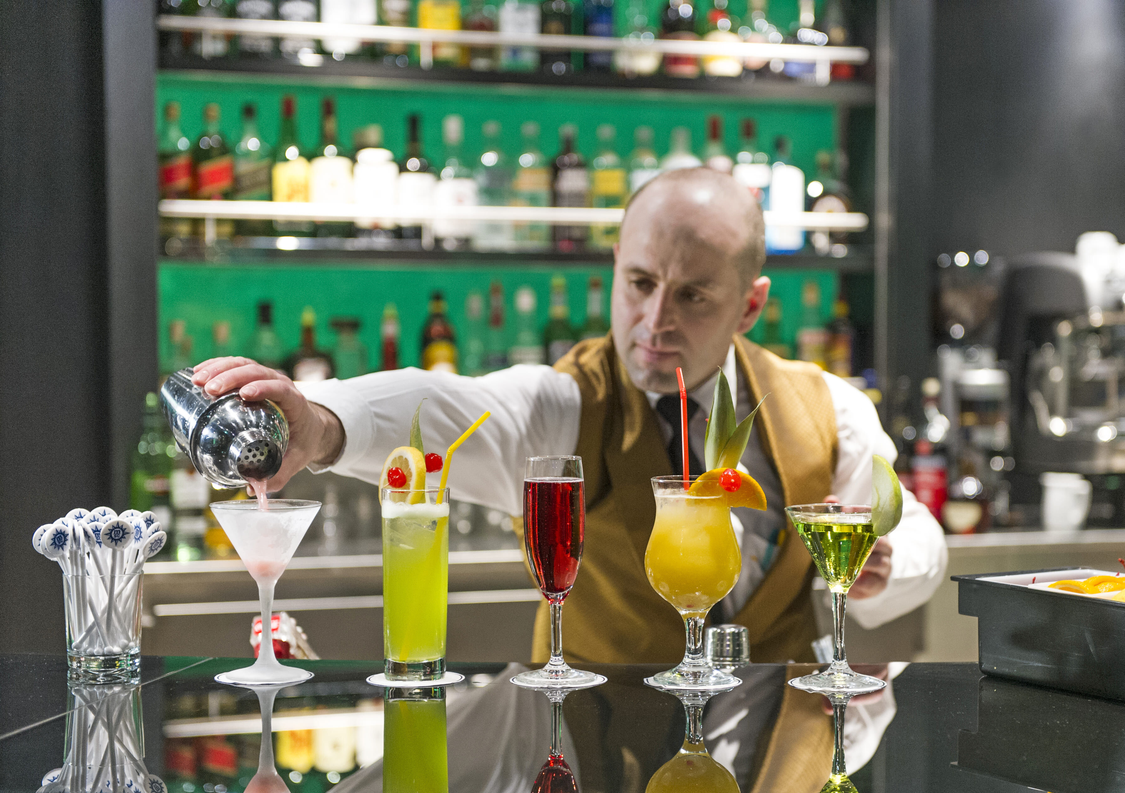 ▲▼MSC榮耀號,F1,賽車,爸爸,夢想,酒吧,運動,MSC地中海郵輪。（圖／業者提供）