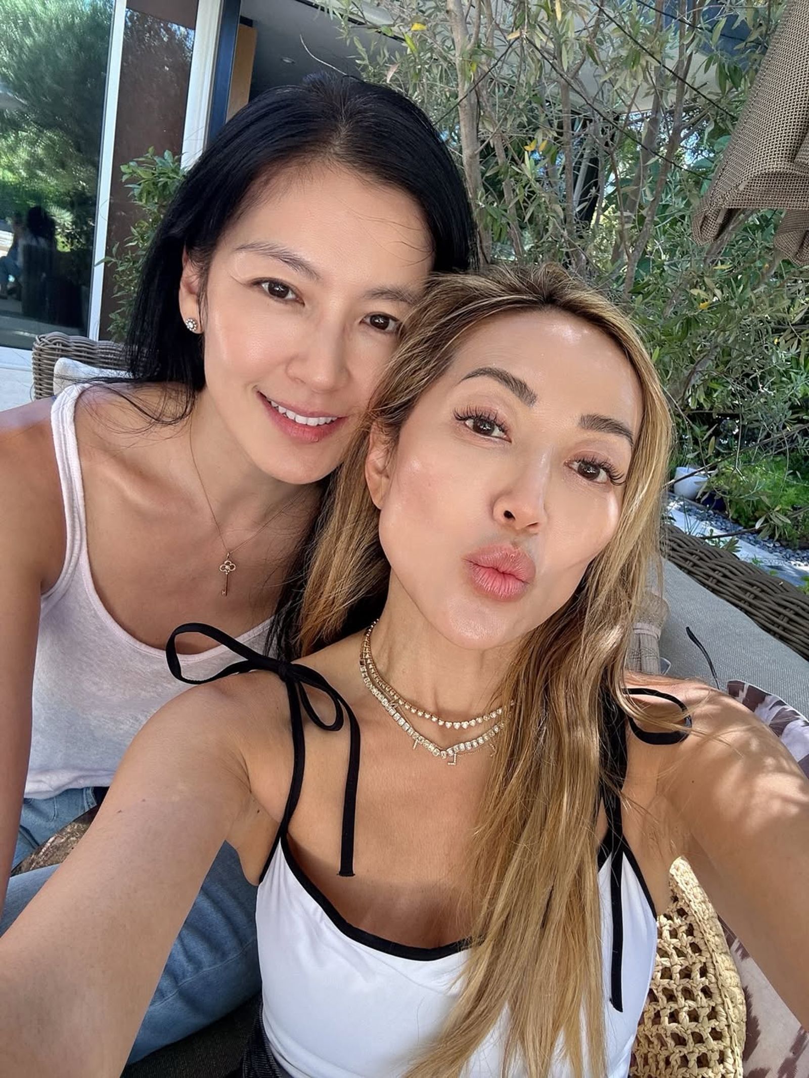 陳尚婷（右）上個月在加州與林熙蕾（左）見面，展現30年閨密情。（翻攝tinachencraig IG）
