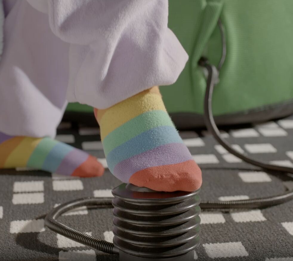 ▲IKEA BR&Auml;NNBOLL充氣躺椅。（圖／品牌提供）